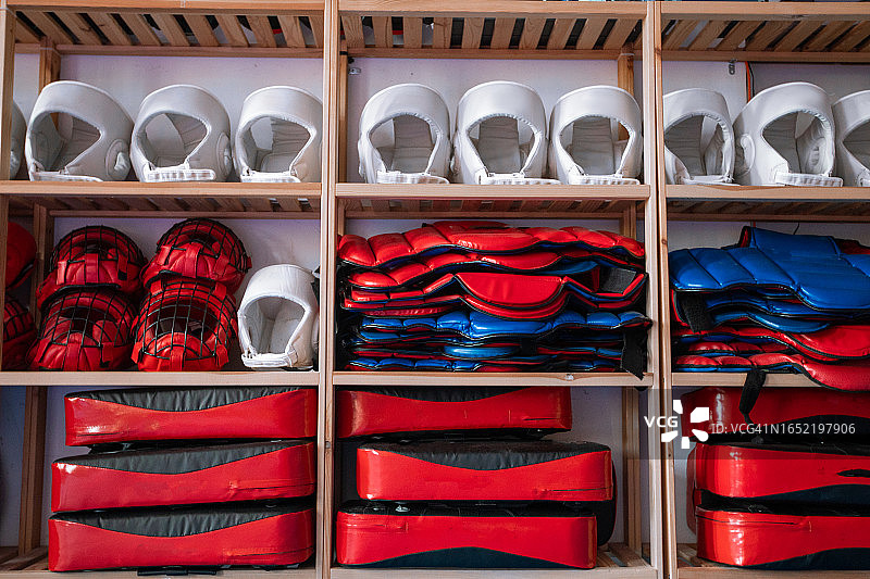 健身房储藏室，配有空手道课程所需的防护运动服和拳击垫图片素材