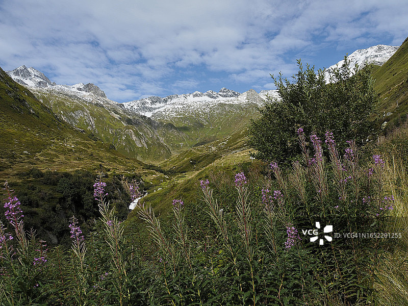卢克马尼耶山口附近龙达杜拉山谷的皮兹龙达杜拉山和皮兹达拉瓦尔山景观图片素材