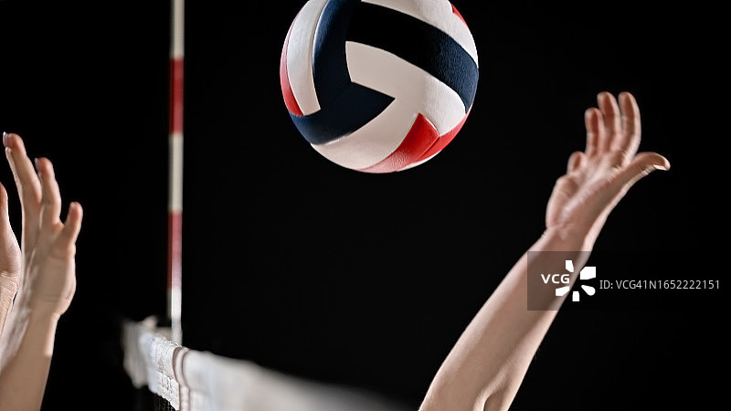 打排球的女排运动员图片素材