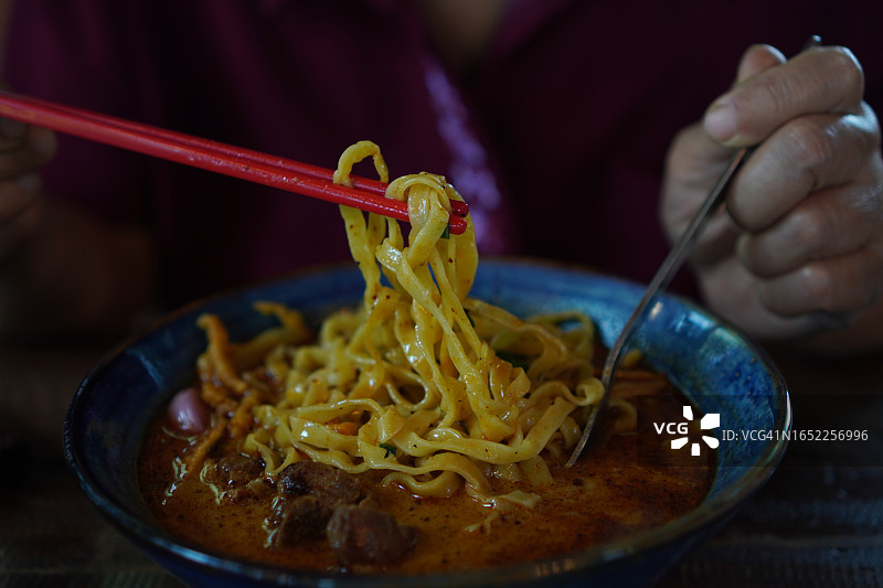 咖喱鸡肉面条汤：泰式 Khao Soi 面条图片素材