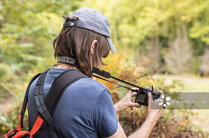 在森林里拍照的男人图片素材