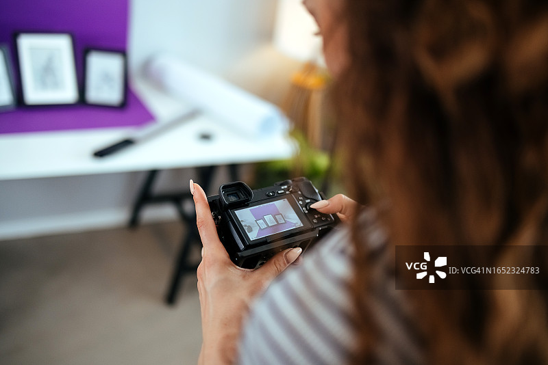 在工作室工作的摄影师图片素材