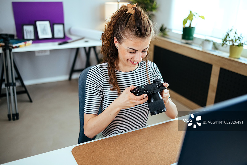 快乐的女人查看照片效果图片素材