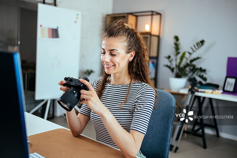 快乐的女人查看照片效果图片素材