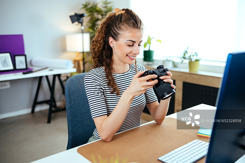 快乐的女人查看照片效果图片素材