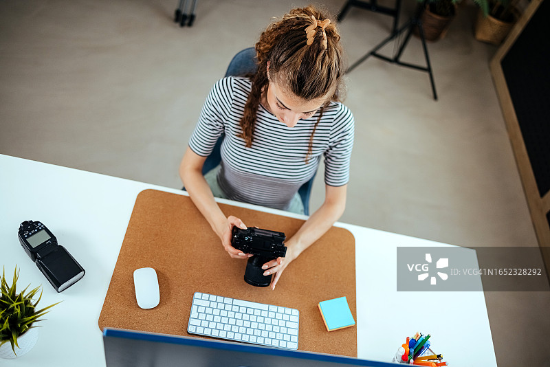 快乐的女人查看照片效果图片素材