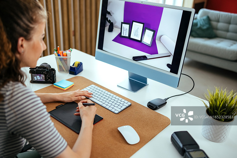 女摄影师编辑她的照片图片素材