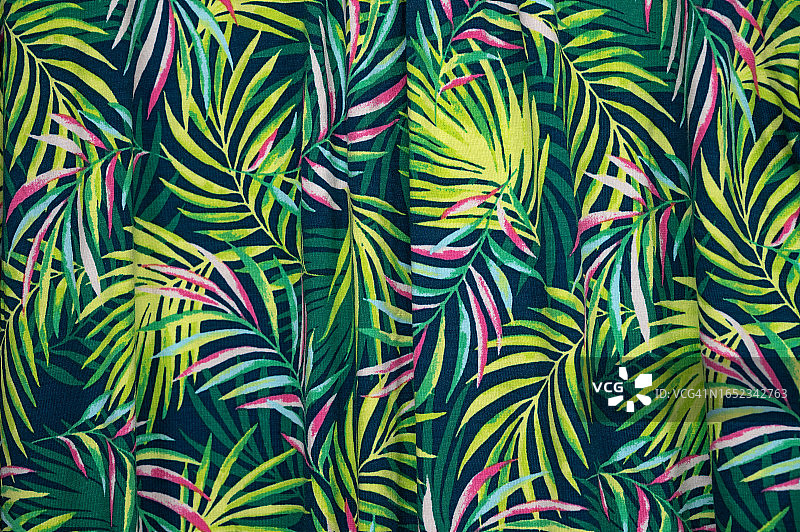 织物背景上的绿色树叶无缝图案图片素材