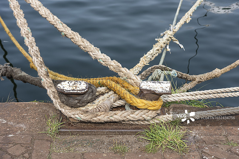 系在两个钢系缆桩上的船舶系泊缆绳图片素材