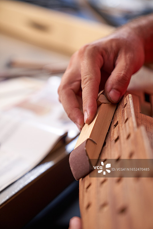 中年男子在家中车库组装旧船模型图片素材