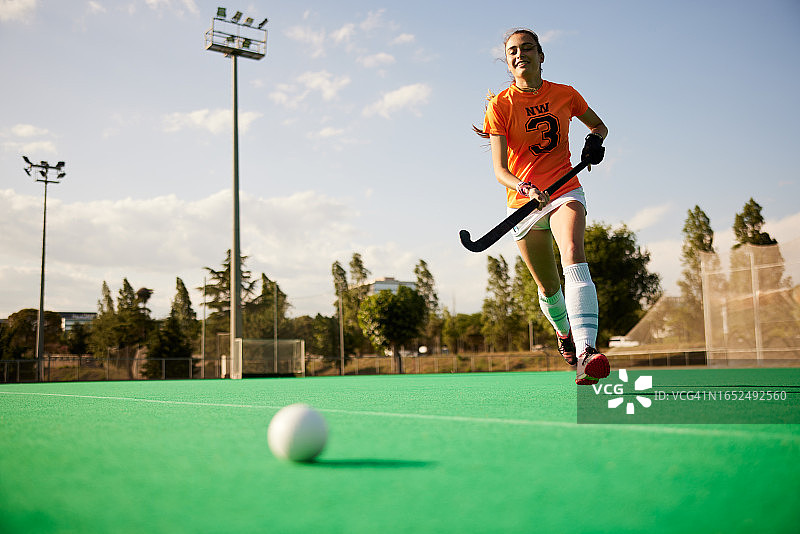 曲棍球运动员追逐球图片素材
