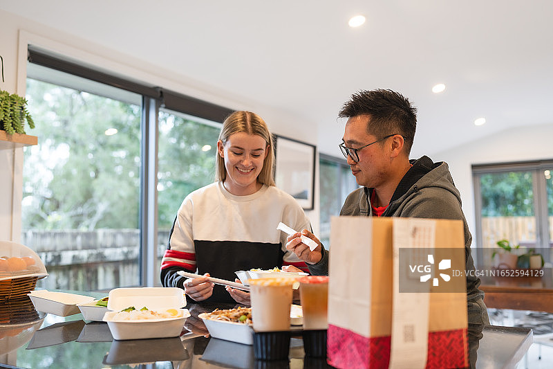 情侣在家吃外卖图片素材
