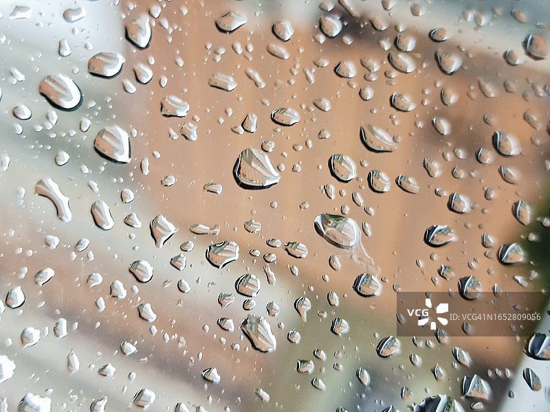 车窗上的雨滴图片素材