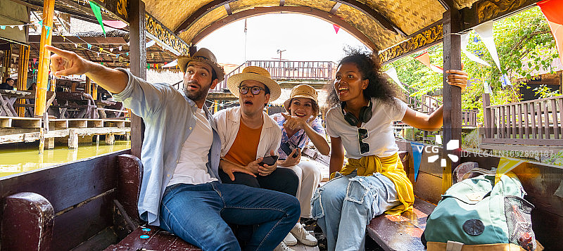 在泰国阿瑜陀耶府度假的多元游客图片素材