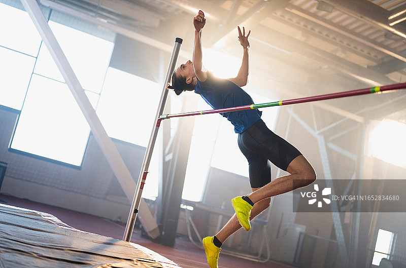 运动男士正在进行跳高图片素材