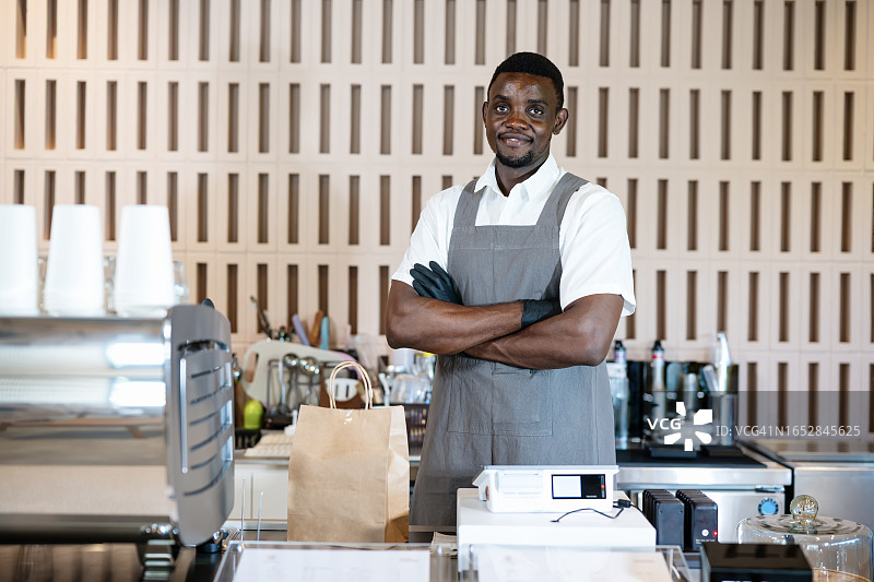 咖啡师在柜台为顾客服务图片素材