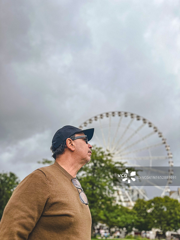 在杜乐丽花园的男人的侧视图图片素材