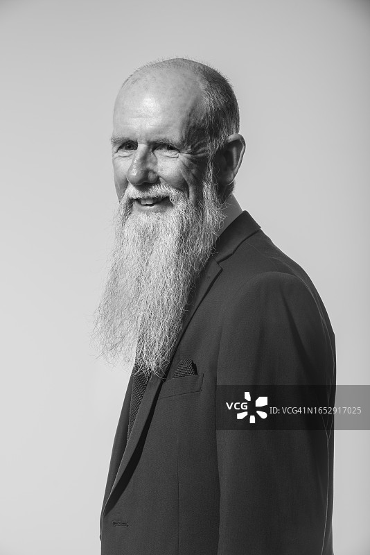 银色胡须凝视图片素材