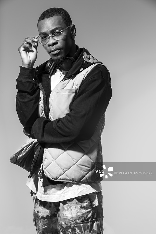 表情严肃的黑人男模特图片素材