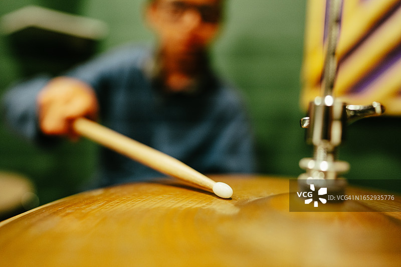 录音室的鼓槌和鼓组特写图片素材