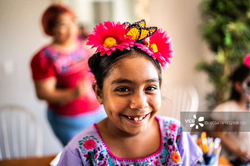 头戴鲜花庆祝亡灵节的女孩肖像图片素材