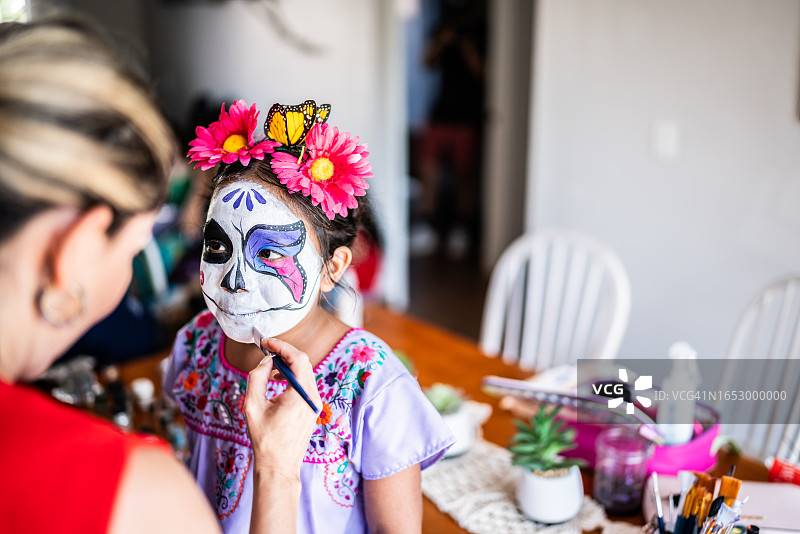 女孩化骷髅妆，庆祝亡灵节图片素材