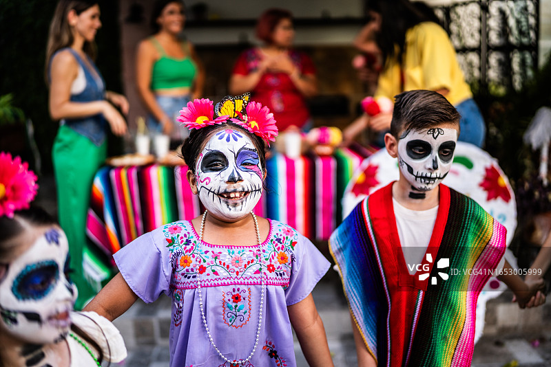 在亡灵节户外玩耍的女孩 портрет图片素材