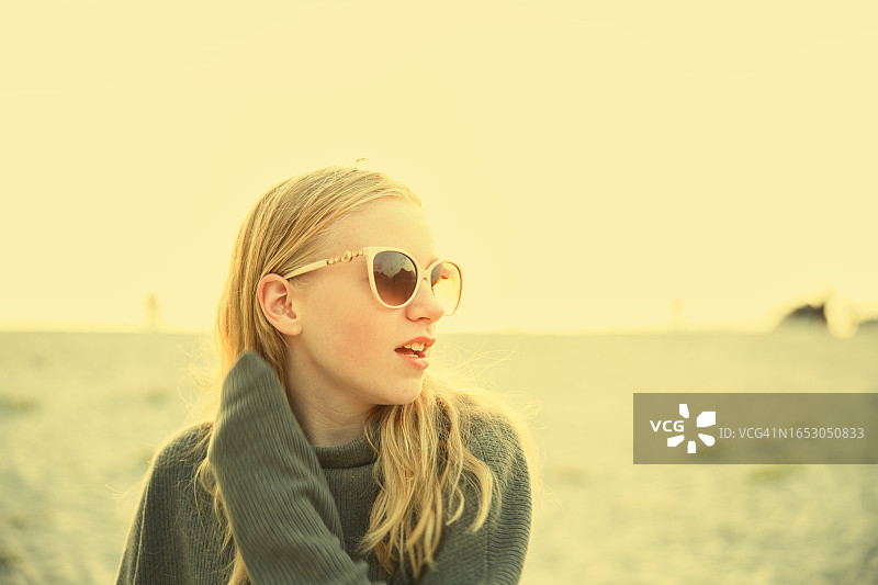 在海滩上戴着太阳镜的女孩图片素材