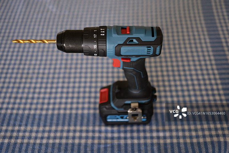 桌子上无绳钻的特写图片素材