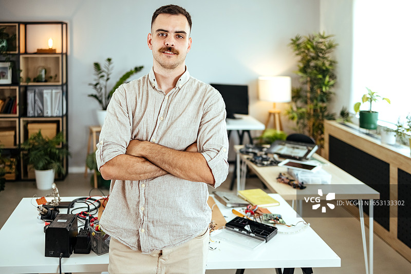 家庭作坊里的男子肖像图片素材