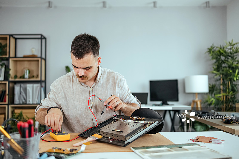 专业人士在家办公图片素材