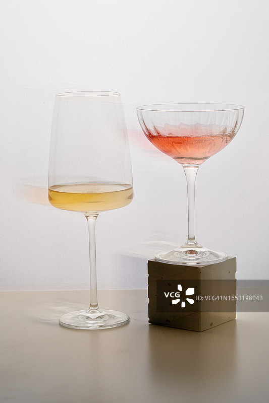 红葡萄酒和白葡萄酒的模糊酒杯美食海报壁纸图片素材