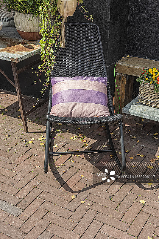 黑色柳条摇椅图片素材