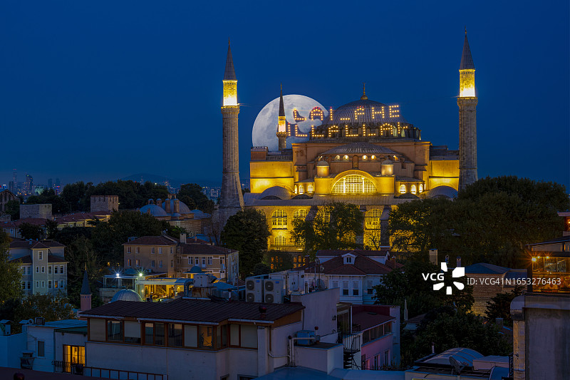 伊斯坦布尔圣索菲亚大教堂背后的月亮图片素材