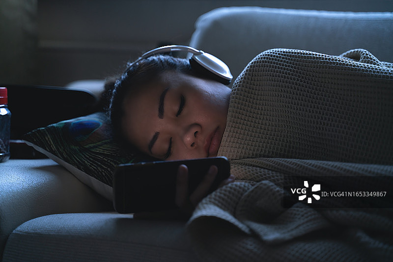 睡在沙发上，在家无聊图片素材