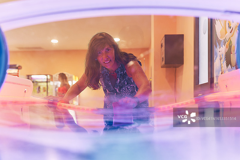 长发连衣裙女游客玩气垫球正面肖像图片素材