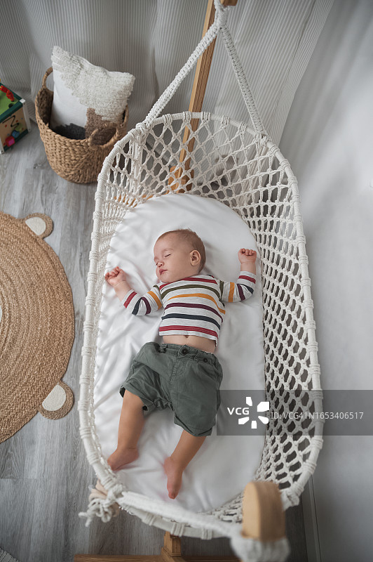 在马卡拉姆床上睡觉的8个月大婴儿特写图片素材