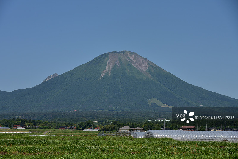 蓝天下的雄伟的大山图片素材
