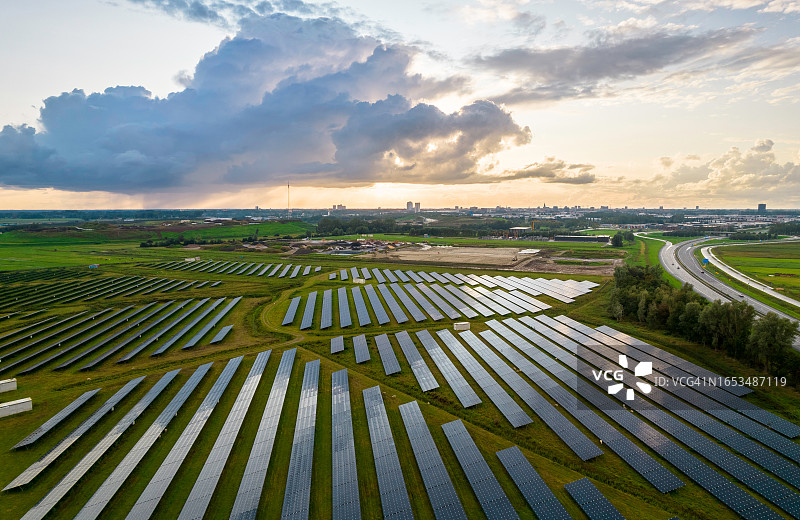 太阳能电池板的航拍照片图片素材
