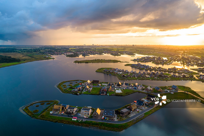 日落时分半岛上的气候友好型住宅区图片素材