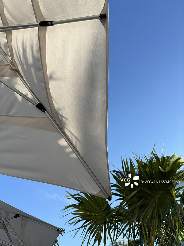 海滩上的小屋式遮阳伞图片素材