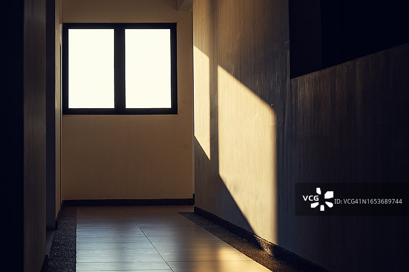 阳光穿过建筑物中的窗户图片素材