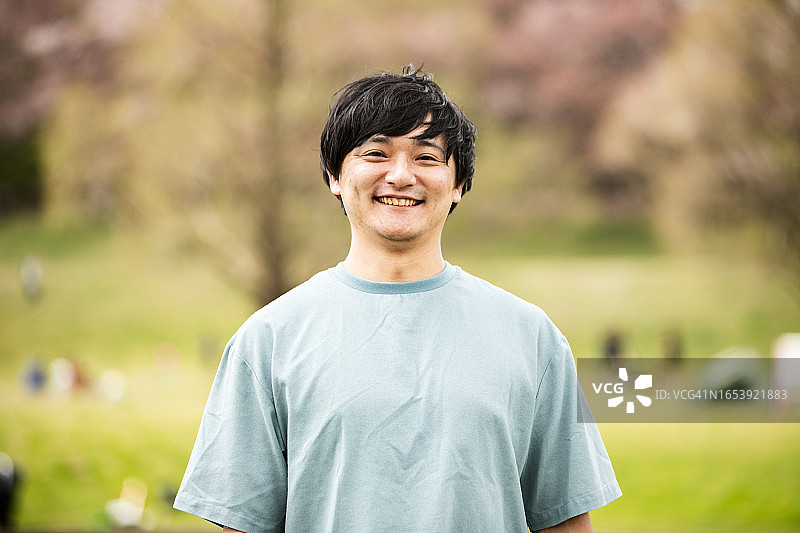 来到公园的日本男子肖像图片素材