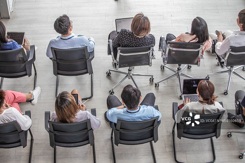员工会议高空俯瞰图片素材