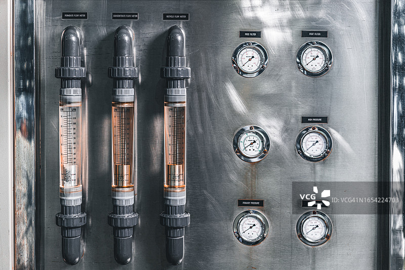 水泵工业内景：阀门、压力表与机房电机图片素材