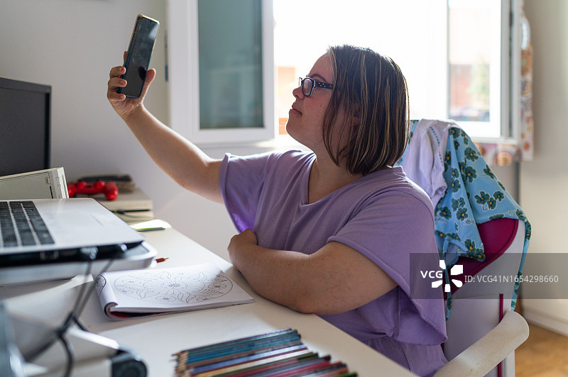 患有唐氏综合征的女孩在家自拍图片素材