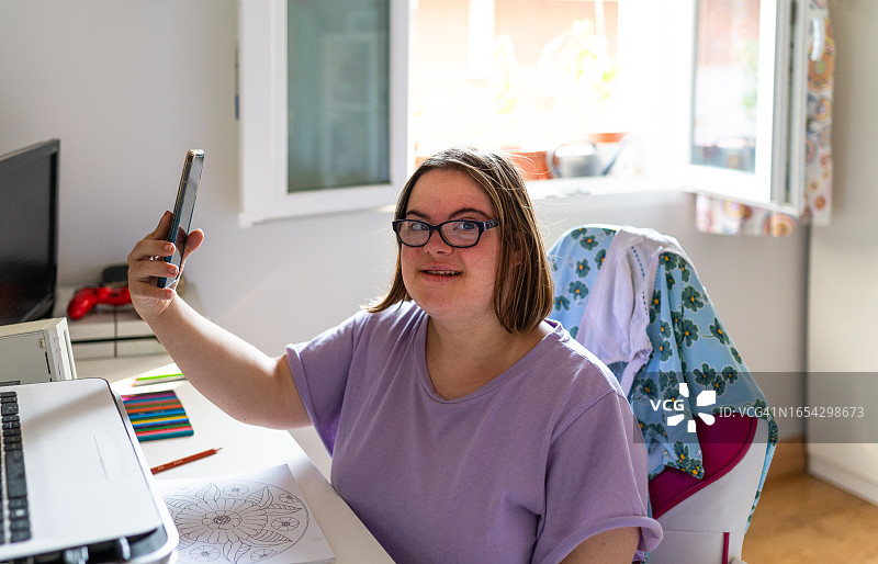 残疾妇女在家用手机自拍图片素材