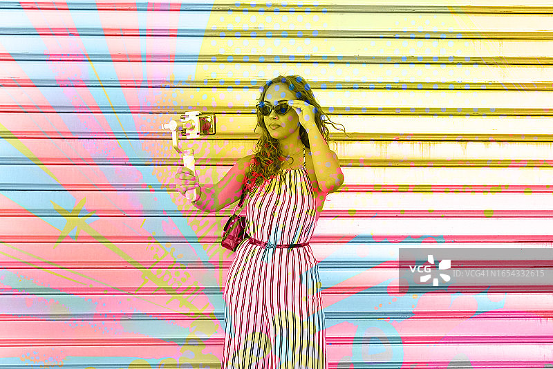 女视频博主在多色叠加设计上与粉丝交谈图片素材