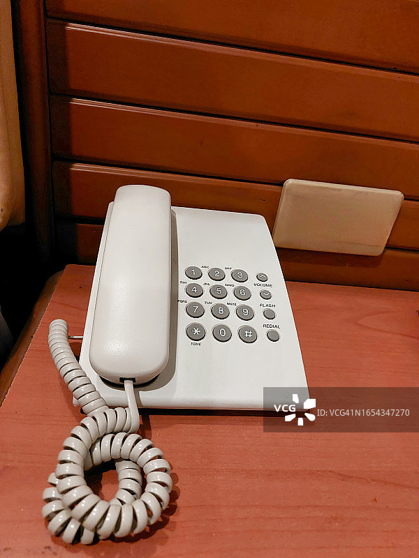 木桌上仍然可以使用的旧电话图片素材