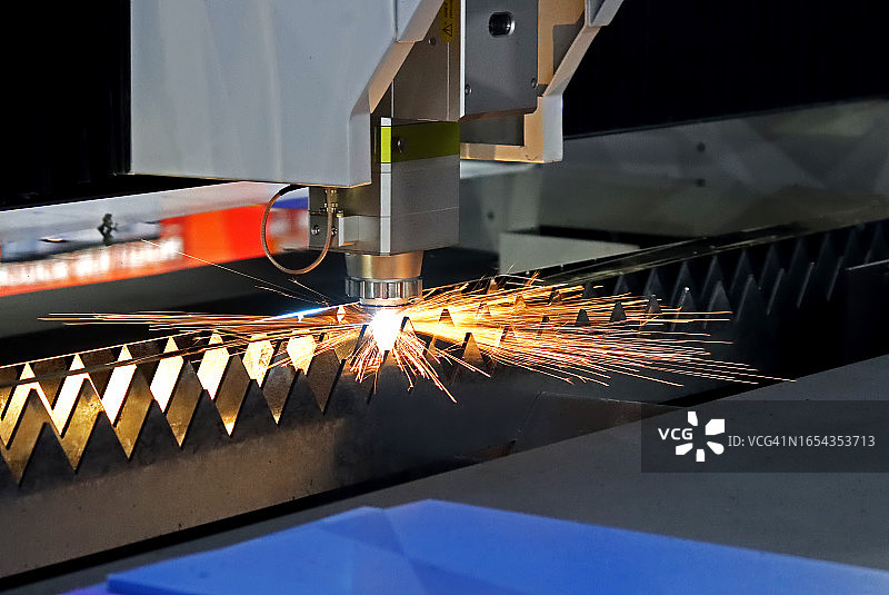 激光切割金属板，火花飞溅图片素材